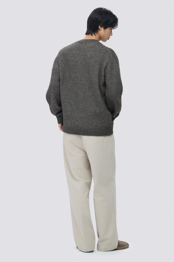 부드러운 촉감과 뛰어난 보온성을 자랑하는 셰기울 브이넥 니트 풀오버입니다. 멜란지 그레이 컬러에 헤어리한 텍스쳐가 돋보이며, 클래식하면서도 베이직한 스타일을 연출합니다. 두꺼운 두께감과 브러싱 가공으로 포근함을 더하고, 루즈핏 디자인으로 편안한 착용감을 선사합니다. 겨울철 데일리룩, 모임룩, 데이트룩 등 다양한 TPO에 활용하기 좋으며, 리브 조직 마감과 브이넥 디자인으로 세련된 무드를 더했습니다.
