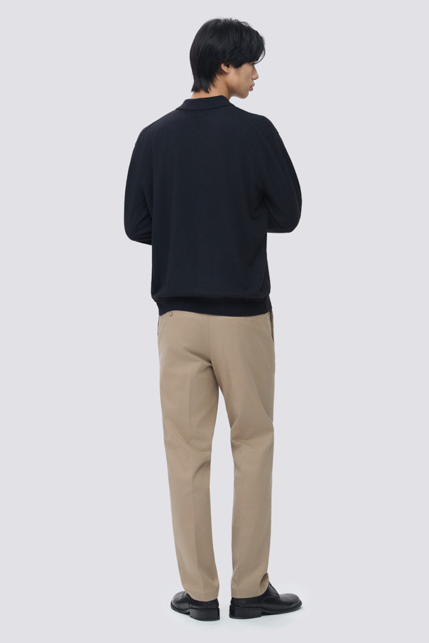 BOTTO(보또) 티에리 니트 풀오버는 이탈리아 BOTTO(보또)사 울 혼방 원사를 사용하여 부드러운 촉감과 은은한 광택을 자랑합니다. 12게이지 편직으로 제작되었으며, 보온성이 우수하여 겨울철 데일리룩, 오피스룩, 비즈니스 캐주얼에 모두 잘 어울립니다. 클래식, 미니멀, 캐주얼 스타일을 아우르는 디자인으로, 레귤러 핏과 3버튼 플라켓 디테일이 특징입니다. 티에리넥과 긴소매 디자인으로 세련된 분위기를 연출하며, 무지 패턴의 블랙 컬러로 어떤 옷에도 쉽게 매치할 수 있습니다. 두께는 얇지만 울 소재 특유의 따뜻함을 느낄 수 있습니다.
