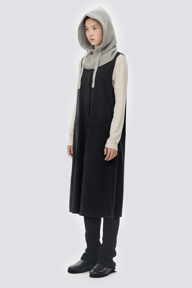 [epigram 여성] 레이어드 버튼 원피스는 간절기와 사계절 모두 활용 가능한 데일리 원피스입니다. 심플하고 미니멀한 블랙 컬러의 코튼 혼방 소재로 제작되어 탄탄한 촉감을 자랑하며, 여유 있는 A라인 핏으로 편안하게 착용할 수 있습니다. 라운드넥 디자인에 앞면 전체 버튼 여밈, 와이드 아웃포켓, 무릎을 덮는 기장감으로 실용성을 더했습니다. 레이어드 스타일 연출이 가능하여 카페룩, 쇼핑룩 등 다양한 TPO에 맞춰 미니멀, 클래식, 캐주얼 무드로 스타일링할 수 있습니다.
