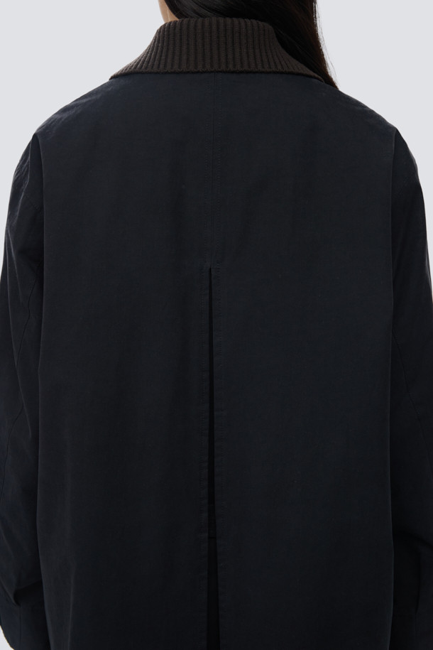 [epigram(에피그램) 여성] 니트 카라 플리츠 툭자켓은 클래식과 모던 무드를 동시에 자아내는 아우터입니다. 브라운, 블랙 두 가지 색상으로 출시되었으며, 간절기부터 초겨울까지 착용하기 좋습니다. 면, 나일론, 니트 혼방의 부드러운 촉감과 두꺼운 두께감으로 포근함을 선사하며, 래글런 소매, 세미 드롭 숄더, 플리츠 디테일이 특징입니다. 니트 카라와 체크 안감, Comfortemp® 충전재를 사용하여 보온성을 높였으며, 스트레이트 핏과 버튼 여밈 방식입니다. 겨울 데일리룩, 오피스룩, 모임룩 등 다양한 TPO에 미니멀, 시크 스타일로 연출하기 좋습니다.
