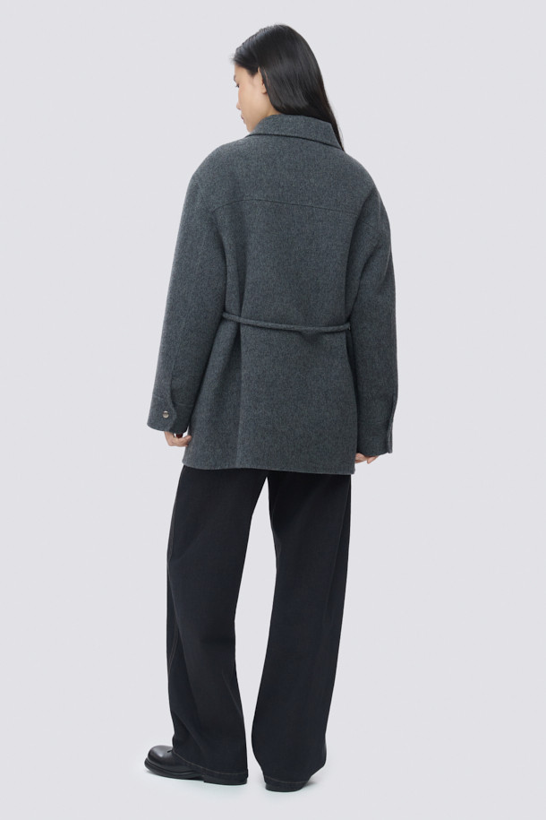 [epigram 여성] 스트랩 울 재킷은 가을과 겨울, 오피스룩과 모임룩, 출근룩에 어울리는 여성용 아우터입니다. 클래식하고 미니멀한 스타일을 추구하는 분들께 적합하며, 부드러운 울 소재와 두꺼운 두께로 따뜻함을 선사합니다. 허리 스트랩으로 허리 라인을 강조할 수 있으며, 힙을 덮는 미디엄 기장과 핸드메이드 마감, 드롭숄더 디자인이 특징입니다. 안감 처리가 되어 있어 편안한 착용감을 느낄 수 있으며, 스냅 여밈 방식에 긴 소매로 디자인되었습니다. 그레이 컬러의 무지 패턴으로 다양한 스타일 연출이 용이합니다.
