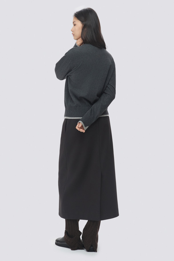 [epigram여성] 저지 맥시 스커트는 모던하고 미니멀한 스타일을 추구하는 여성들을 위한 사계절용 스커트입니다. 부드러운 촉감의 면, 폴리에스테르, 스판덱스 혼방의 이중 조직감 저지 소재(더블니트)로 제작되어 편안한 착용감을 선사합니다. 앞판 원턱 디테일과 허리 뒷면 밴딩, 루즈핏 코쿤 실루엣으로 세련된 핏을 연출하며, 뒷면 밑단 슬릿과 사이드 포켓, 더블 벨트고리로 실용성을 더했습니다. 데이트룩, 카페룩, 미니멀, 클래식, 시크 스타일을 완성하는 블랙 컬러의 맥시 스커트입니다.
