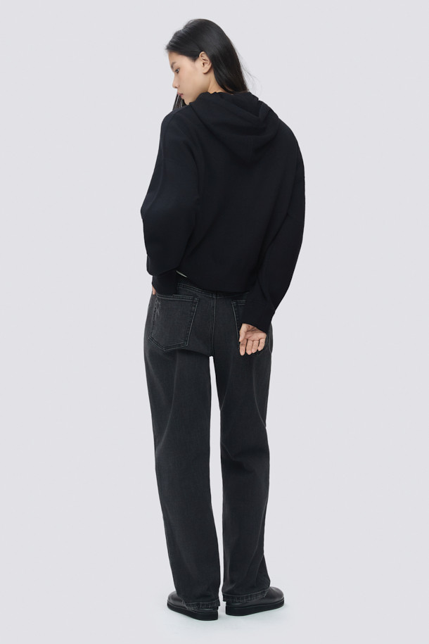 [epigram 여성] 테이퍼드 배기핏 데님 팬츠는 다크 그레이 컬러로, 캐주얼 스타일을 연출하기 좋은 데님 팬츠입니다. 허리 뒷면 밴딩으로 편안한 착용감을 제공하며, 롤업하여 다양한 스타일을 연출할 수 있습니다. 캣 브러쉬 워싱과 사이드 절개 디테일이 돋보이며, 에피그램 로고 버튼과 YKK 지퍼로 마감하여 완성도를 높였습니다. 테이퍼드와 배기핏의 조화로 트렌디하면서도 편안한 핏을 선사하며, 사계절 내내 활용 가능한 아이템입니다. 동네 마실룩, 쇼핑룩, 여행룩 등 다양한 TPO에 맞춰 미니멀하고 클래식한 스타일을 연출해보세요.
