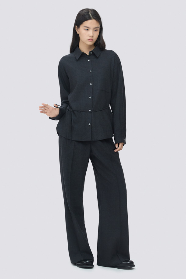 [epigram 여성] 울 와이드 팬츠는 가을, 겨울 시즌에 어울리는 여성용 바지입니다. 모던하고 베이직한 스타일로, 출근룩, 오피스룩, 겨울 데일리룩에 활용하기 좋습니다. 부드러운 울 소재와 폴리우레탄 혼방으로 제작되어 편안한 착용감을 선사하며, 루즈핏 와이드 실루엣으로 스타일리시함을 더했습니다. 핀턱 디테일과 사이드 포켓, 내부 스트링, 밴딩 처리로 실용성을 높였으며, 셋업으로도 연출 가능합니다. 차분한 그레이 컬러에 무지 패턴으로 클래식, 미니멀, 시크한 분위기를 연출해 보세요.
