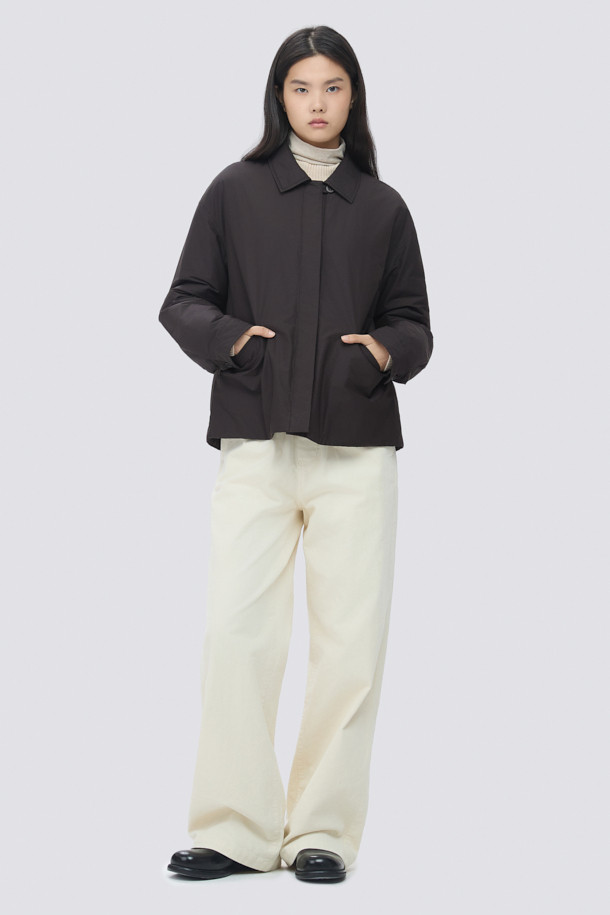 [epigram여성] 경량 패디드 셔켓은 간절기에 활용하기 좋은 여성 아우터입니다. 미니멀하고 베이직한 스타일로, 데이트룩과 카페룩에 잘 어울립니다. 블랙 컬러의 무지 디자인이며, 얇은 두께감과 부드러운 촉감의 코튼, 나일론 혼방 소재로 제작되었습니다. 히든 버튼 여밈 방식의 세미 드롭 숄더 핏이며, 경량 패딩 안감과 친환경 리사이클 충전재 Comfortemp® 1.4oz를 사용하여 보온성을 높였습니다. 세로 퀼팅, 드로우스트링 밑단, 사이드 입술 포켓, 가먼트 워싱 처리 등의 디테일이 돋보입니다.
