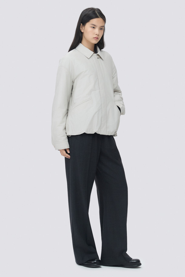 [epigram여성] 경량 패디드 셔켓은 간절기에 활용하기 좋은 여성 셔켓입니다. 아이보리와 베이지 두 가지 색상으로 출시되었으며, 미니멀하고 베이직한 스타일을 추구합니다. 세미오버핏에 셔츠칼라 디자인으로 편안하면서도 세련된 느낌을 줍니다. 코튼과 나일론 혼방 소재에 얇은 두께감으로 가볍게 착용할 수 있으며, 내부에는 보온성을 더하는 패딩 안감이 있습니다. 히든 버튼 여밈 방식과 드로우스트링 밑단, 사이드 입술 포켓, 가먼트 워싱 처리, 친환경 충전재 사용 등 섬세한 디테일이 돋보입니다. 카페룩이나 산책룩 등 다양한 일상 스타일에 매치하여 미니멀, 클래식, 캐주얼 무드를 연출해보세요.
