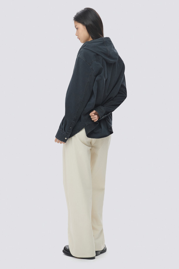 [epigram(에피그램) 여성] 그레이 후드 데님셔켓은 간절기와 겨울철에 안성맞춤인 캐주얼 스타일의 셔켓입니다. 부드러운 촉감의 데님 소재에 다크 그레이 컬러, 루즈핏으로 편안한 착용감을 선사합니다. 힙 기장의 무지 디자인으로, 세미 드롭 숄더와 사이드 포켓, 스트링, 금속 팁 장식, 더블 스티치 마감 등의 디테일이 돋보입니다. 후드 디자인과 긴 소매로 보온성을 더하며, 스냅 여밈 방식으로 간편하게 착용할 수 있습니다. 동네 마실룩이나 겨울 데일리룩에 미니멀하고 클래식한 무드로 연출해보세요.
