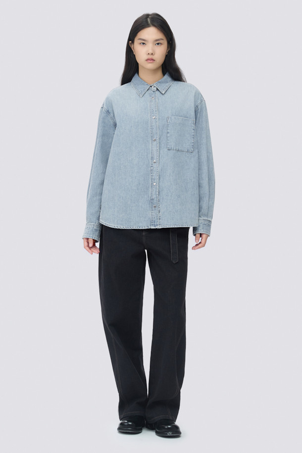 [epigram(에피그램) 여성] 인디고 데님 셔켓은 빈티지한 무드의 여성 의류입니다. 가볍고 부드러운 데님 소재로 제작되었으며, 루즈핏으로 편안한 착용감을 선사합니다. 셔츠 칼라와 긴 소매, 가슴 아웃포켓과 사이드 포켓으로 실용성을 더했으며, 브러쉬 워싱, 더블 스티치, 세미 드롭 숄더, 뒷판 턱 디테일 등 섬세한 디테일이 돋보입니다. 간절기 및 겨울철, 동네 마실룩이나 데일리룩으로 캐주얼하고 클래식하게 연출하기 좋습니다. 스냅 여밈 방식으로 간편하게 착용할 수 있습니다.
