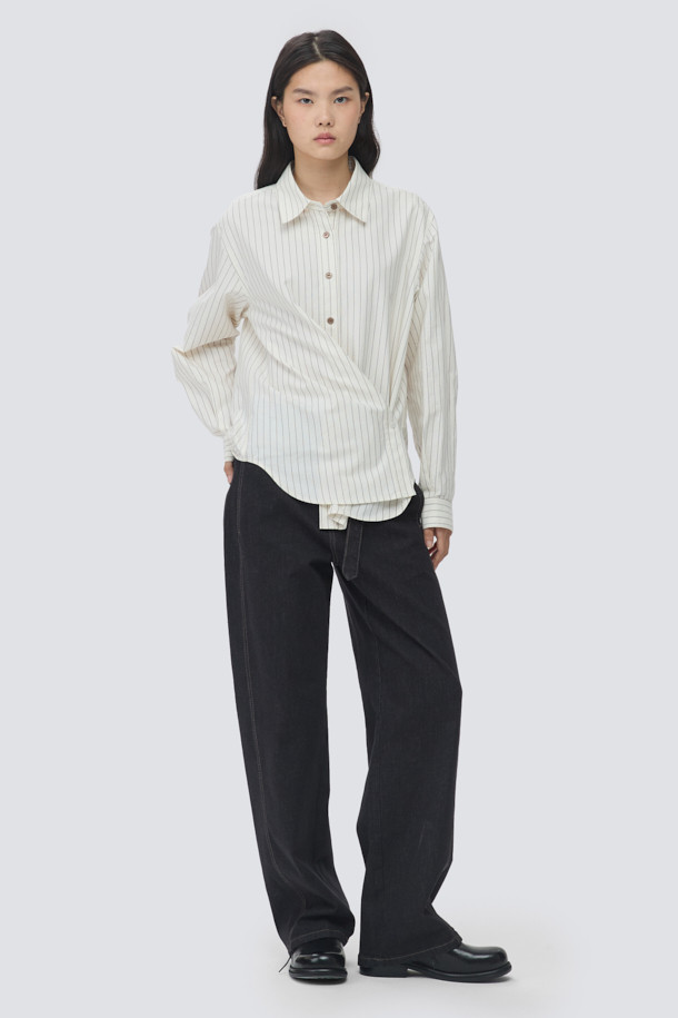 [epigram여성] 옥스포드 스트라이프 셔츠는 베이직하면서 캐주얼한 스타일의 여성 셔츠입니다. 크림, 브라운 두 가지 컬러로 출시되었으며, 사계절 내내 활용 가능한 아이템입니다. 면 소재의 옥스포드 원단으로 제작되어 부드러운 촉감을 선사합니다. 차이나칼라에 루즈핏으로 편안함을 더했으며, 긴 소매와 레귤러 기장으로 디자인되었습니다. 배색 버튼, 플랩 디테일, 뒷판 요크 턱, 배색 바텍 포인트, 세미 드롭 숄더 등의 특징이 돋보이는 셔츠입니다.
