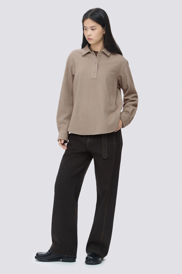 [epigram(에피그램) 여성] 플란넬 스트라이프 셔츠는 부드러운 플란넬 소재로 제작되어 겨울철에도 따뜻하게 착용할 수 있습니다. 멜란지 브라운과 화이트 컬러의 스트라이프 패턴이 베이직하면서도 클래식한 분위기를 연출합니다. 루즈핏으로 편안함을 더하고, 긴소매와 칼라 디자인으로 포멀한 느낌을 줍니다. 반오픈 스타일과 싸개 단추 마감, 뒷면 셔링 디테일이 돋보이며, 겨울 데일리룩이나 카페룩에 잘 어울립니다.
