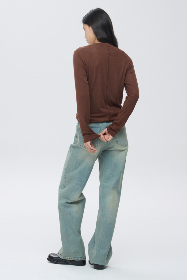 [epigram여성] 울 혼방 레이어드 라운드 티셔츠는 간절기에 적합한 여성 티셔츠입니다. 브라운 컬러의 울 혼방 소재로 제작되어 부드러운 촉감을 자랑하며, 슬림핏 디자인으로 여성스러운 실루엣을 연출합니다. 웨이브 패턴과 긴 소매, 레이어드 스타일이 특징이며, 단독 착용 또는 이너로 활용 가능합니다. 라운드넥으로 편안함을 더했으며, 데이트룩, 카페룩, 클래식, 미니멀, 캐주얼 등 다양한 스타일 연출에 용이합니다. 특히 신축성이 있어 활동성을 높여 줍니다.
