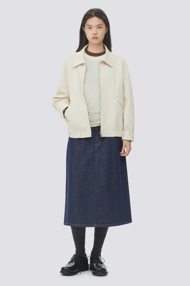 [epigram 여성] 울혼방 레이어드 라운드 티셔츠는 간절기에 적합한 베이직 스타일의 여성 티셔츠입니다. 아이보리 색상의 슬림핏으로, 부드러운 울 혼방 소재로 제작되어 편안한 착용감을 선사합니다. 레이어드 스타일로 디자인되어 단독 착용은 물론, 다양한 스타일링에 활용하기 좋습니다. 라운드넥과 긴 소매, 그리고 매단과 뒷 중심 웨이브 디테일이 특징이며, 데이트룩과 카페룩에 잘 어울립니다. 이너로 활용하기에도 적합합니다.
