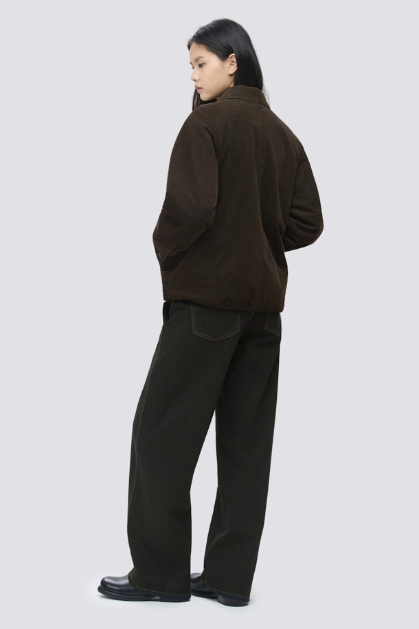 [epigram 여성] 카라넥 패디드 점퍼는 간절기와 초겨울에 착용하기 좋은 여성용 점퍼입니다. 브라운 컬러의 무지 디자인으로 클래식, 매니시, 캐주얼 등 다양한 스타일을 연출할 수 있습니다. 부드러운 촉감의 폴리에스테르 소재에 촘촘한 퀼팅 구조와 라글란 소매, 스트링 밑단 디테일이 돋보입니다. 오픈 포켓과 카라넥 디자인, 리사이클 충전재 Comfortemp®를 사용하여 보온성을 높였습니다. 겨울 데일리룩, 모임룩, 출근룩 등 폭넓은 TPO에 활용하기 좋은 레귤러핏의 두꺼운 점퍼입니다.
