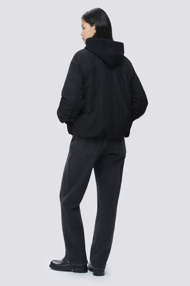 [epigram(에피그램) 여성] 패디드 셔링 점퍼는 간절기와 초겨울, 겨울 데일리룩에 어울리는 여성스러운 스타일의 아우터입니다. 부드러운 메모리 폴리 소재로 제작되었으며, 엉덩이를 덮는 기장에 레귤러핏으로 편안하게 착용 가능합니다. 블랙 색상의 무지 디자인으로 미니멀, 클래식, 캐주얼 등 다양한 스타일을 연출할 수 있습니다. 벌룬 소매와 셔링 디테일, 퀼팅, 리브드 밴딩 디자인이 돋보이며, 투웨이 지퍼 여밈 방식으로 실용성을 더했습니다. 안감은 패딩 처리되어 보온성을 높였습니다.
