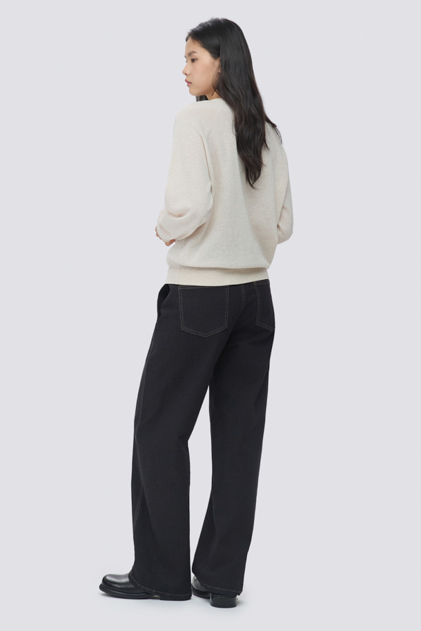 [epigram(에피그램) 여성] 시어 니트 맨투맨은 여름과 간절기에 활용하기 좋은 여성용 상의입니다. 아이보리와 화이트 두 가지 색상으로 출시되었으며, 베이직하고 미니멀한 스타일을 추구하는 분들께 적합합니다. 면과 나일론 혼방의 시어 소재로 제작되어 부드러운 촉감과 통기성을 제공하며, 얇은 두께감으로 시원하게 착용할 수 있습니다. 래글런 소매와 밀라노 조직, 배색 레터링 자수 디테일이 특징이며, 루즈핏 라운드넥 디자인으로 데이트룩, 카페룩 등 다양한 TPO에 맞춰 연출할 수 있습니다. 블루종 스타일로도 활용 가능하여 미니멀, 클래식, 캐주얼 등 폭넓은 스타일을 소화할 수 있습니다.
