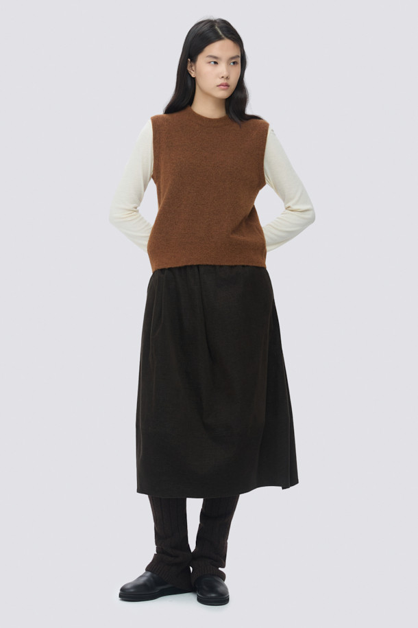 [epigram여성] 슬릿 디테일 니트 베스트는 간절기부터 초겨울까지 포근하게 착용하기 좋은 여성 니트 베스트입니다. 부드러운 알파카, 울, 나일론, 스판 혼방 소재로 제작되어 가볍고 포근한 착용감을 선사합니다. 라운드넥 디자인에 루즈핏으로 편안한 착용감을 제공하며, 브라운 컬러와 미니멀한 스타일이 특징입니다. 양 옆 슬릿 디테일이 돋보이며, 다양한 룩에 레이어드하여 클래식하면서도 세련된 스타일을 연출할 수 있습니다. 민소매 기장으로 간절기에는 단독으로, 초겨울에는 아우터와 함께 매치하여 활용하기 좋습니다.
