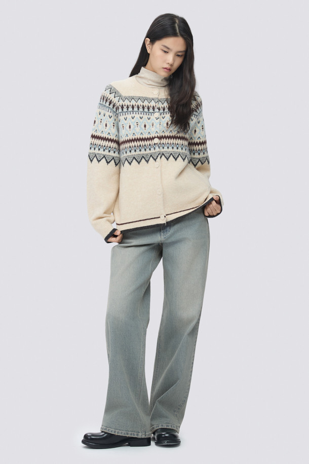 [epigram여성] 노르딕 패턴 라운드 가디건은 포근한 겨울 스타일을 완성하는 아이보리 컬러의 니트 가디건입니다. 래글런 소매와 립조직 마감으로 편안한 착용감을 선사하며, 부드러운 촉감의 두꺼운 니트 소재가 특징입니다. 노르딕 패턴과 사이드 포켓, 싸개 단추, 배색 포인트 디테일이 캐주얼한 무드를 더합니다. 라운드넥에 오버핏으로 제작되어 겨울 데일리룩, 집콕룩, 산책룩 등 다양한 TPO에 활용하기 좋습니다.
