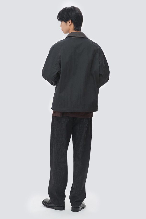 "크링클 TOOK 재킷"은 간절기에 착용하기 좋은 캐주얼 스타일의 자켓입니다. 블랙 컬러의 무지 디자인으로, 출근룩과 모임룩 등 다양한 TPO에 활용할 수 있습니다. 오버핏으로 편안한 착용감을 선사하며, 카라 부분의 코듀로이 배색과 크링클 텍스처가 특징입니다. 스냅과 지퍼 이중 여밈 방식으로, 가슴 사선 포켓과 하단 입체 포켓으로 실용성을 더했습니다. 드로우스트링 밑단으로 핏 조절이 가능합니다.
