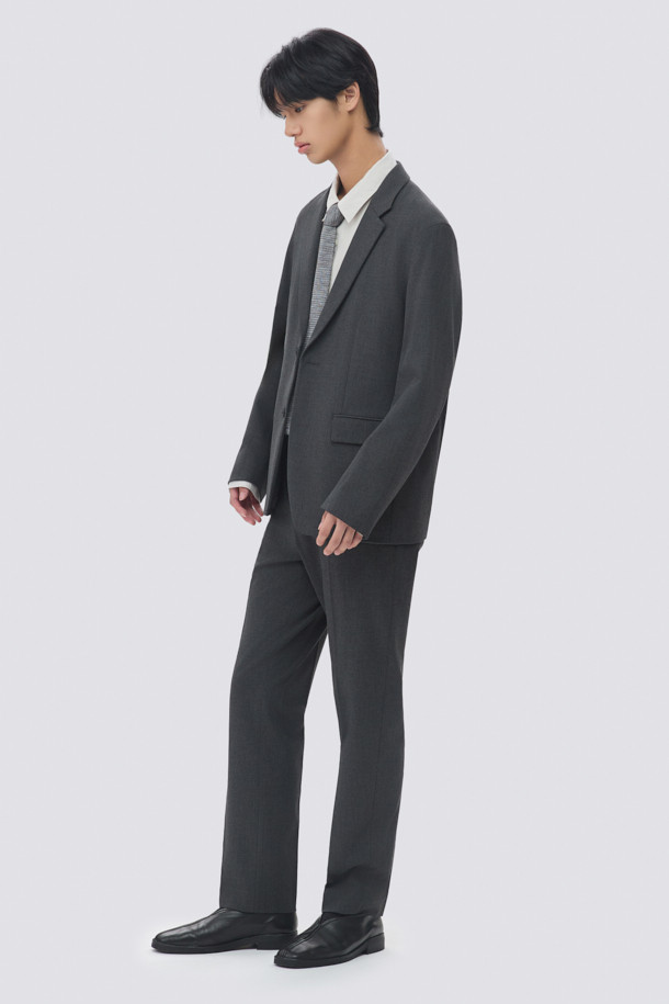 데일리 블레이저 (set-up)는 남성을 위한 베이직하고 포멀한 스타일의 블레이저 셋업입니다. 차콜 컬러의 무지 디자인으로, 봄, 가을 시즌에 적합하며, 일상 및 비즈니스 용도로 활용 가능합니다. 싱글 버튼 여밈, 레귤러 기장의 데일리핏으로 제작되었으며, 스판 소재를 사용하여 부드러운 촉감을 선사합니다. 노치드 라펠과 뒷면 슬릿 디테일이 있으며, 셋업으로 출시되어 오피스룩, 비즈니스 캐주얼, 회의룩 등 다양한 TPO에 맞춰 클래식하고 미니멀한 스타일을 연출할 수 있습니다.
