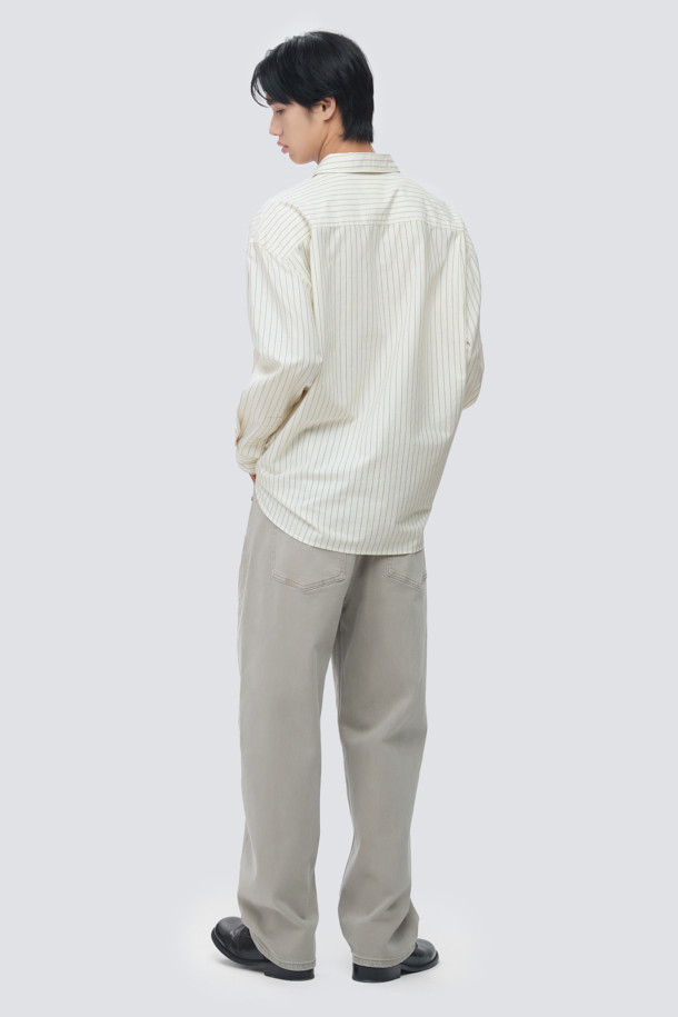 **피그다잉 베럴레그 (Barrel Leg) 밴딩 데님**은 남성 고객을 위해 디자인된 캐주얼 데님 팬츠입니다. 네추럴 컬러의 무지 디자인으로, 일상 및 비즈니스 캐주얼에 모두 활용 가능합니다. 릴랙스 핏의 베럴레그드 실루엣과 밴딩 처리로 편안한 착용감을 선사하며, 허벅지와 엉덩이 부분은 넉넉하게, 무릎 아래로는 좁아지는 디자인이 특징입니다. 피그먼트 염색 기법과 스트레치 원단을 사용하여 부드러운 촉감과 형태 안정성을 높였으며, 기장은 108cm입니다. 미니멀하고 클래식한 스타일을 추구하는 고객에게 비즈니스 캐주얼룩과 출근룩으로 추천합니다.
