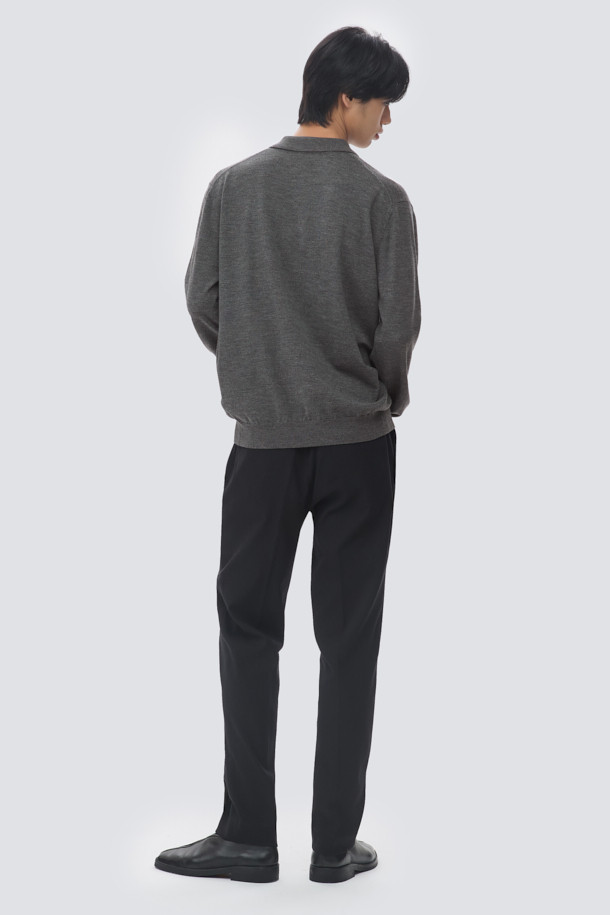 TRABEST(트라베스트) 데일리 팬츠 (set-up)는 베이직한 스타일의 간절기용 슬랙스입니다. 힙과 허벅지에 여유가 있어 편안하며, 밑단으로 갈수록 좁아지는 스트레이트 핏으로 제작되었습니다. 뒷면 허리 밴딩 처리로 활동성을 높였으며, 차콜 컬러의 무지 디자인으로 어떤 상의에도 잘 어울립니다. 출근룩, 오피스룩, 비즈니스 캐주얼 등 다양한 TPO에 활용 가능하며, 블레이저와 함께 셋업 스타일링도 연출할 수 있습니다. 클래식, 미니멀, 캐주얼 스타일을 선호하는 분들께 추천드립니다.
