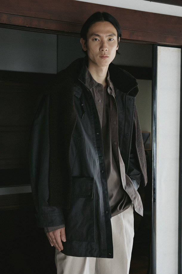 울 블렌디드 오버핏 셔츠는 부드러운 촉감의 울, 코튼, 텐셀 혼방 소재로 제작되어 편안한 착용감을 선사합니다. 다크그레이, 라이트그레이, 브라운 세 가지 색상으로 출시되었으며, 간절기와 초겨울에 적합합니다. 여유로운 핏과 넉넉한 기장감, 간결한 스티치, 미니멀한 디자인이 특징이며, 자연스러운 드레이프가 멋스러운 실루엣을 연출합니다. 출근룩, 비즈니스 캐주얼, 모임룩 등 다양한 TPO에 활용 가능하며, 미니멀, 클래식, 시크 스타일을 즐기는 분들께 추천합니다.
