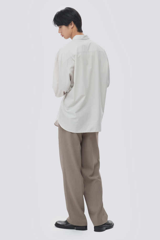 울 블렌디드 오버핏 셔츠는 부드러운 촉감의 울, 코튼, 텐셀 혼방 소재로 제작되어 간절기부터 초겨울까지 착용하기 좋습니다. 라이트 그레이, 브라운, 다크 그레이 세 가지 색상으로 출시되었으며, 여유 있는 오버핏과 레귤러 기장으로 편안한 착용감을 선사합니다. 간결한 스티치와 자연스러운 드레이프 디테일이 특징이며, 두꺼운 두께감으로 실용성을 더했습니다. 미니멀하고 시크한 스타일로, 출근룩, 겨울 데일리룩, 비즈니스 캐주얼 등 다양한 TPO에 활용 가능합니다. 클래식한 무드를 연출하기에도 좋습니다.
