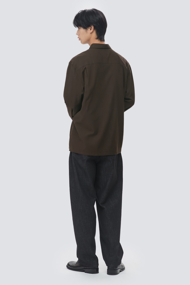 가을, 겨울 시즌에 어울리는 남성용 오버핏 솔리드 셔츠입니다. 브라운, 화이트 두 가지 색상으로 출시되었으며, 차이나칼라 디자인으로 캐주얼, 미니멀, 클래식한 스타일을 연출할 수 있습니다. 부드러운 코튼, 레이온, 기모 소재 혼방으로 제작되어 포근한 착용감을 선사하며, 얇은 두께감으로 간절기에도 부담 없이 즐겨 입기 좋습니다. 여유 있는 품과 긴 소매 기장으로 편안함과 스타일을 모두 잡은 데일리 셔츠입니다.
