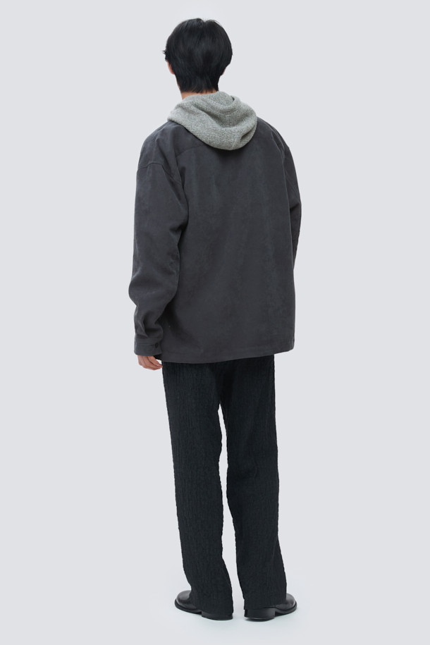 미니멀한 디자인이 돋보이는 남성용 오버핏 셔츠입니다. 블랙 컬러의 무지 셔츠로, 간절기에 착용하기 적합하며, 부드러운 촉감의 폴리우레탄 소재로 제작되었습니다. 아우터형 셔츠로 활용 가능하며, 브러싱 가공과 트윌 조직으로 고급스러움을 더했습니다. 넉넉한 핏과 아웃포켓 디자인으로 편안함과 스타일리시함을 동시에 잡았습니다. 데이트룩, 카페룩 등 다양한 상황에서 미니멀, 클래식, 시크한 스타일을 연출할 수 있습니다.
