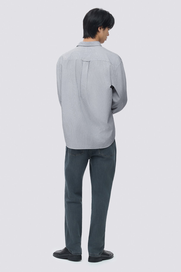 블루와 브라운 컬러의 스트라이프 패턴이 돋보이는 남성용 스트라이프 셔츠입니다. 면 100% 소재로 제작되어 부드러운 촉감을 자랑하며, 사계절 내내 활용 가능한 실용적인 아이템입니다. 클래식과 미니멀 스타일을 동시에 만족시키는 디자인으로, 단정한 어깨선과 오버핏 실루엣이 편안하면서도 세련된 분위기를 연출합니다. 출근룩 및 비즈니스 캐주얼에 적합하며, 이너 또는 단독으로 착용하여 다양한 스타일을 완성할 수 있습니다. 긴 소매 기장의 레귤러 기장으로, 유행을 타지 않는 디자인이 특징입니다.
