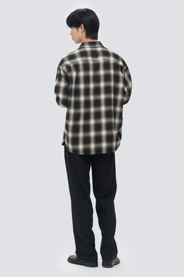 **옴브레 체크 셔츠**는 다크 네이비 컬러의 남성용 셔츠로, 가을과 초겨울에 적합합니다. 베이직한 스타일을 기반으로 하며, 오버핏의 레귤러 기장으로 편안한 착용감을 선사합니다. 코튼 100% 소재에 브러싱 가공을 더해 부드러운 촉감과 기모감을 느낄 수 있습니다. 플랩 포켓 디테일이 돋보이며, 체크와 옴브레 패턴이 조화롭게 어우러져 클래식, 캐주얼, 미니멀 룩 연출에 용이합니다. 가을 나들이룩, 겨울 데일리룩, 데이트룩 등 다양한 TPO에 활용할 수 있습니다.
