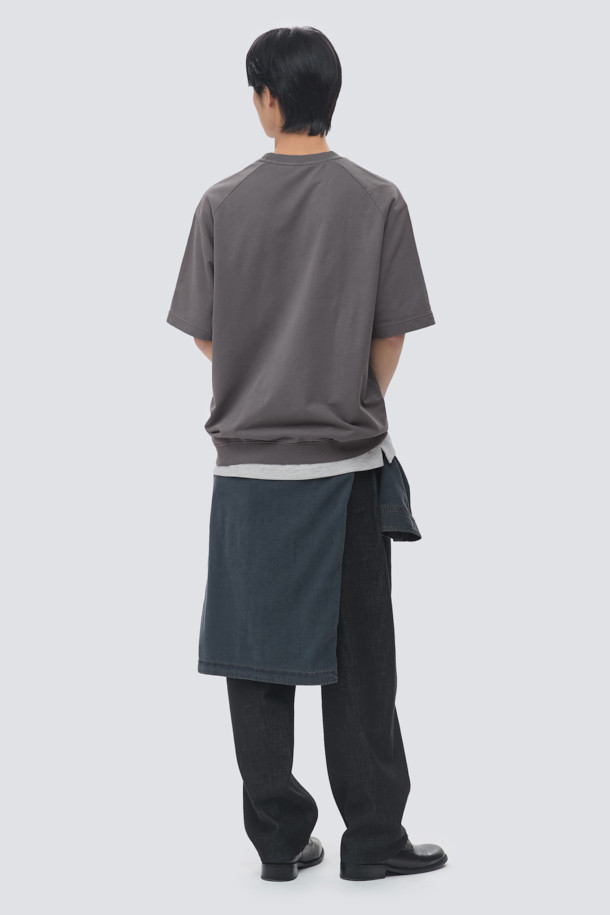 천연 염색 기법으로 은은한 멋을 더한 "천연다잉 스웻 반팔 티셔츠 (set-up)"입니다. 부드러운 면 소재의 루즈핏, 오버핏으로 편안한 착용감을 선사하며, 바이오 워싱 가공을 통해 자연스러운 질감을 살렸습니다. 라운드넥 디자인에 래글런 절개, 밑단 시보리, 로고 자수 디테일로 포인트를 주어 캐주얼, 미니멀, 클래식 스타일을 모두 소화할 수 있습니다. 동네 마실룩, 여행룩 등 다양한 TPO에 활용 가능하며, 셋업으로도 연출하여 스타일리시함을 더할 수 있습니다. 봄, 여름 시즌에 시원하게 즐길 수 있는 데일리 티셔츠입니다.
