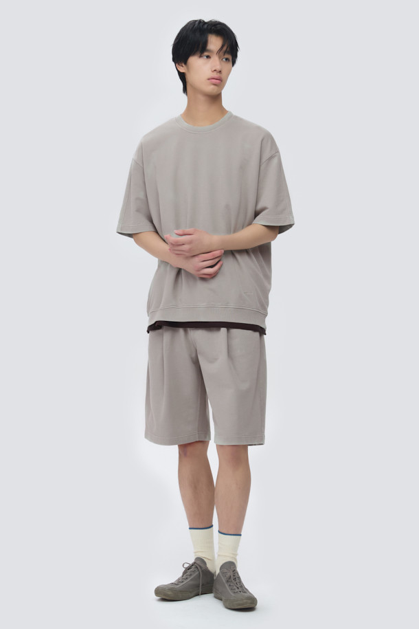 천연 염색으로 은은한 멋을 더한 '천연다잉 스웻 반팔 티셔츠'입니다. 석류와 오배자 염색 기법을 사용하여 자연스러운 컬러감을 연출하며, 부드러운 면 소재로 제작되어 편안한 착용감을 선사합니다. 루즈핏과 오버핏의 넉넉한 실루엣, 래글런 절개, 밑단 시보리, 블루종 스타일의 디자인이 돋보입니다. 로고 자수 디테일로 포인트를 더했으며, 셋업으로도 활용 가능하여 캐주얼하고 미니멀한 스타일을 완성할 수 있습니다. 봄, 여름 시즌 데일리룩은 물론, 동네 마실, 산책, 여행 등 다양한 TPO에 활용하기 좋습니다.
