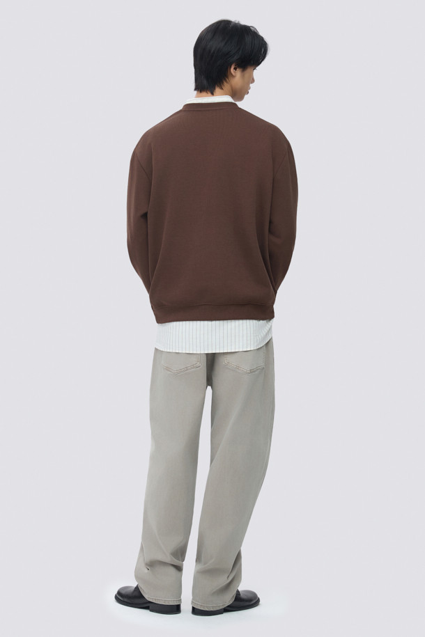 부드러운 촉감의 브라운 컬러 헨리넥 맨투맨입니다. 헨리넥 디자인과 버튼 여밈으로 포인트를 더했으며, 밑단 시보리로 안정적인 핏을 제공합니다. 간절기부터 초겨울까지 착용하기 좋으며, 은은한 광택감이 고급스러운 느낌을 줍니다. 오버핏으로 제작되어 편안함을 선사하며, 단독 착용은 물론 이너용으로도 활용 가능합니다. 캐주얼, 미니멀, 클래식 스타일을 즐겨 입는 분들께 겨울 데일리룩으로 추천합니다.
