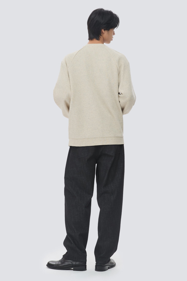 부드러운 울 소재로 제작되어 포근한 착용감을 선사하는 울저지 라운드 가디건입니다. 베이지 색상으로 어떤 룩에도 매치하기 쉬우며, 가을, 겨울 시즌 데일리룩과 카페룩에 활용하기 좋습니다. 미니멀한 스타일을 추구하는 분들께 추천하며, 오버핏 디자인으로 편안한 착용감을 제공합니다. 사이드 포켓과 반래글런 소매 디테일, 블루종 밑단으로 포인트를 더했습니다. 버튼 여밈 방식으로 간편하게 착용할 수 있습니다.
