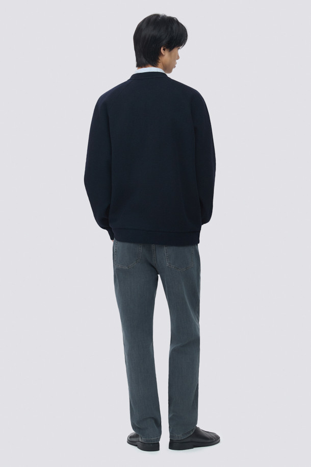 부드러운 촉감의 울 소재로 제작된 울저지 라운드 가디건입니다. 봄, 가을 간절기에 착용하기 좋으며, 미니멀하고 베이직한 스타일을 선호하는 분들께 추천합니다. 오버핏으로 편안한 착용감을 선사하며, 사이드 포켓과 반래글런 소매, 블루종 밑단 디테일이 돋보입니다. 프리미엄 울 블렌디드 사카리바 저지 소재로 제작되어 신축성이 뛰어나 활동성이 좋습니다. 데이트룩이나 카페룩 등 다양한 TPO에 활용하기 좋은 아이템입니다.
