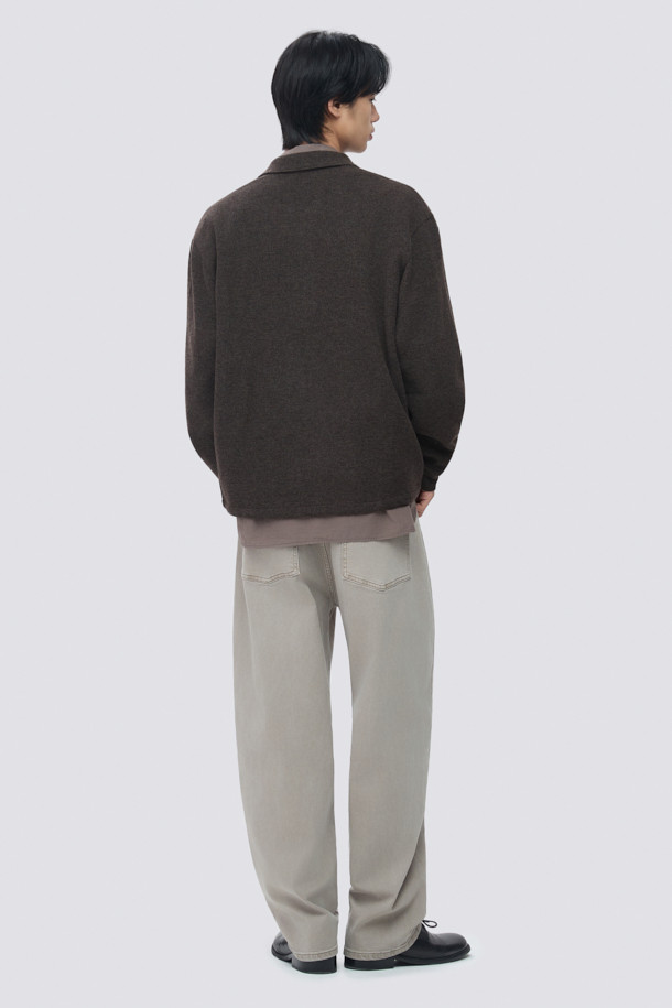 부드러운 울 소재의 남성용 브라운 컬러 울저지 카라 집업 가디건입니다. 가을과 겨울, 두 계절에 걸쳐 활용하기 좋은 두꺼운 두께감과 오버핏으로 제작되었습니다. 미니멀하고 베이직한 스타일로, 히든 지퍼와 사이드 포켓 디테일이 돋보입니다. 데이트룩, 카페룩 등 다양한 TPO에 매치하여 클래식하면서도 캐주얼한 분위기를 연출할 수 있습니다. 긴 소매 기장과 카라 플라켓 디자인으로 포인트를 더했습니다.
