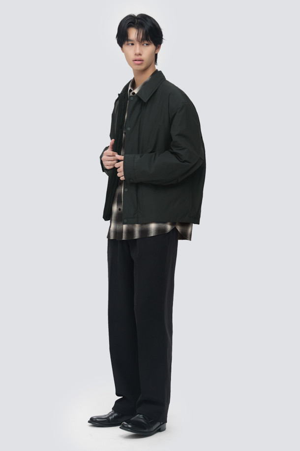 **셔츠형 패디드 점퍼**는 초겨울 날씨에 어울리는, 미니멀하고 클래식한 스타일의 남녀 공용 아우터입니다. 부드러운 면과 나일론 혼방 소재로 제작되어 편안한 촉감을 선사하며, 얇은 두께감으로 간절기에 가볍게 걸치기 좋습니다. 블랙 컬러의 무지 디자인에 드로우스트링 밑단, 큼직한 전면 포켓, 카라 디자인, 다트 및 패널 디테일이 더해져 세련된 실루엣을 연출합니다. 독일 프라우덴사의 컴포트템프(comfortemp) 패딩과 발수 가공으로 보온성과 기능성을 갖췄으며, 일상, 산책, 여행 등 다양한 TPO에 활용하기 좋습니다. 긴 소매와 루즈핏으로 편안함을 더했으며, 스냅과 히든 플래킷 여밈 방식으로 깔끔한 마무리를 선사합니다.
