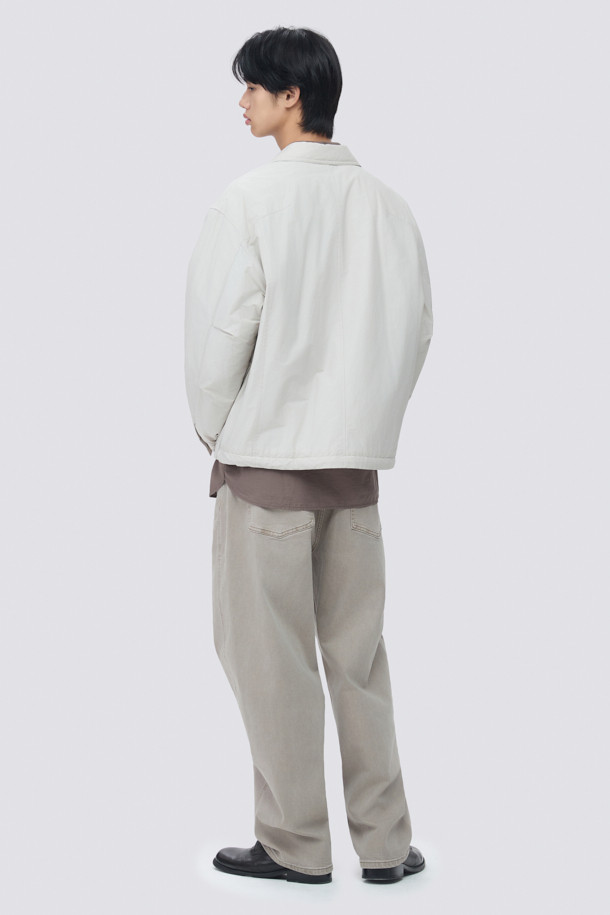 일상과 출근룩에 모두 잘 어울리는 셔츠형 패디드 점퍼입니다. 면과 나일론 혼방 소재로 제작되어 부드러운 촉감과 가벼운 착용감을 선사하며, 초겨울 날씨에 적합합니다. 셔츠 디자인에 히든 플래킷과 스냅 버튼 여밈 방식을 적용하여 클래식하고 미니멀한 스타일을 연출합니다. 독일 프라우덴사의 comfortemp 패딩 충전재와 생활 방수 기능, 드로우스트링 밑단, 큼직한 전면 포켓, 카라 디자인, 다트와 패널 디테일 등 다양한 특징을 갖추었습니다. 여유 있는 핏으로 편안함까지 더했습니다.
