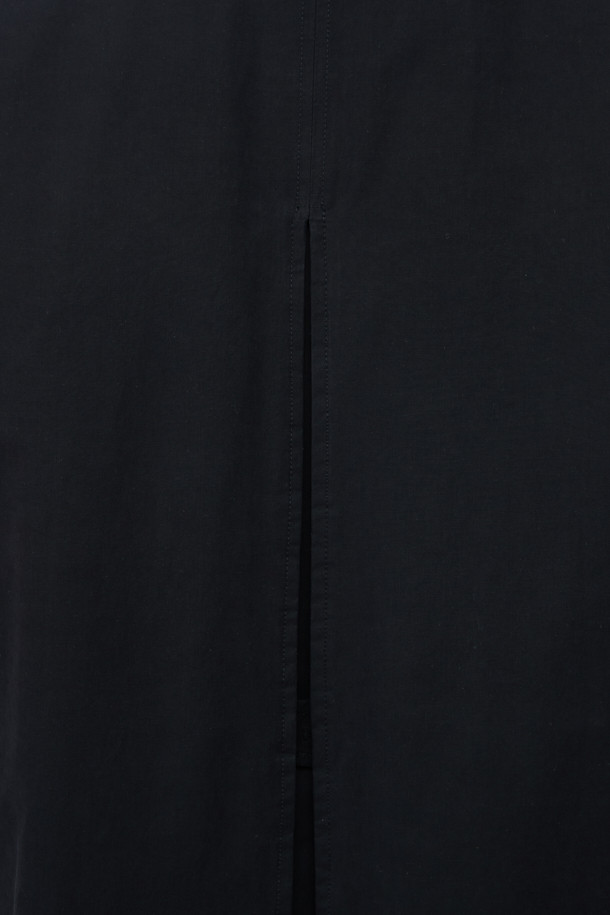 [epigram(에피그램) 여성] 니트 카라 플리츠 툭자켓은 클래식과 모던 무드를 동시에 자아내는 아우터입니다. 브라운, 블랙 두 가지 색상으로 출시되었으며, 간절기부터 초겨울까지 착용하기 좋습니다. 면, 나일론, 니트 혼방의 부드러운 촉감과 두꺼운 두께감으로 포근함을 선사하며, 래글런 소매, 세미 드롭 숄더, 플리츠 디테일이 특징입니다. 니트 카라와 체크 안감, Comfortemp® 충전재를 사용하여 보온성을 높였으며, 스트레이트 핏과 버튼 여밈 방식입니다. 겨울 데일리룩, 오피스룩, 모임룩 등 다양한 TPO에 미니멀, 시크 스타일로 연출하기 좋습니다.
