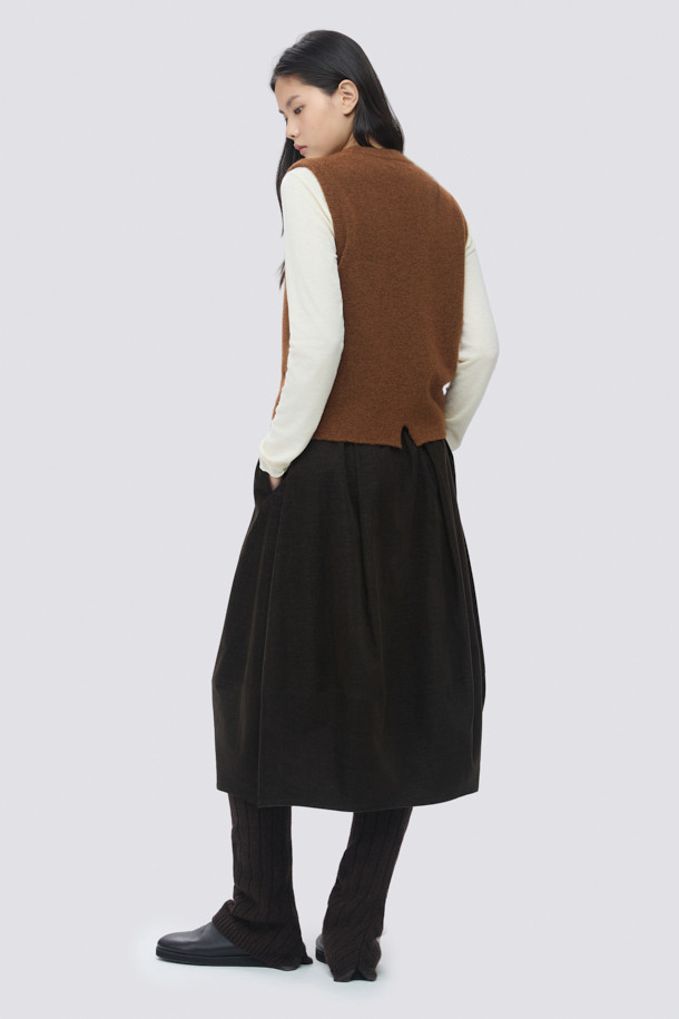 [epigram여성] 코쿤 볼륨 스커트 (set-up)는 모던하고 유니크한 스타일을 연출하는 여성용 코쿤 스커트입니다. 간절기와 겨울에 착용하기 좋으며, 블랙 컬러의 무지 디자인으로 어떤 상의와도 쉽게 매치할 수 있습니다. 풀 밴딩, 사이드 지퍼, 스냅 여밈, 양쪽 포켓, 절개 라인, 사선 주름 디테일이 돋보이며, 볼륨 핏과 풀 스커트 타입으로 편안하면서도 스타일리시한 룩을 완성합니다. 셋업으로 다양한 스타일을 연출할 수 있으며, 겨울 데일리룩, 모임룩, 출근룩 등 TPO에 맞춰 미니멀, 클래식, 시크한 분위기를 낼 수 있습니다.
