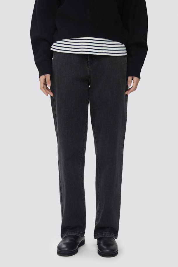 [epigram 여성] 테이퍼드 배기핏 데님 팬츠는 다크 그레이 컬러로, 캐주얼 스타일을 연출하기 좋은 데님 팬츠입니다. 허리 뒷면 밴딩으로 편안한 착용감을 제공하며, 롤업하여 다양한 스타일을 연출할 수 있습니다. 캣 브러쉬 워싱과 사이드 절개 디테일이 돋보이며, 에피그램 로고 버튼과 YKK 지퍼로 마감하여 완성도를 높였습니다. 테이퍼드와 배기핏의 조화로 트렌디하면서도 편안한 핏을 선사하며, 사계절 내내 활용 가능한 아이템입니다. 동네 마실룩, 쇼핑룩, 여행룩 등 다양한 TPO에 맞춰 미니멀하고 클래식한 스타일을 연출해보세요.
