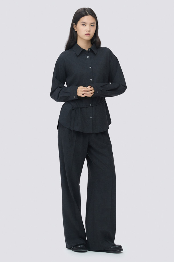 [epigram 여성] 울 와이드 팬츠는 가을, 겨울 시즌에 어울리는 여성용 바지입니다. 모던하고 베이직한 스타일로, 출근룩, 오피스룩, 겨울 데일리룩에 활용하기 좋습니다. 부드러운 울 소재와 폴리우레탄 혼방으로 제작되어 편안한 착용감을 선사하며, 루즈핏 와이드 실루엣으로 스타일리시함을 더했습니다. 핀턱 디테일과 사이드 포켓, 내부 스트링, 밴딩 처리로 실용성을 높였으며, 셋업으로도 연출 가능합니다. 차분한 그레이 컬러에 무지 패턴으로 클래식, 미니멀, 시크한 분위기를 연출해 보세요.
