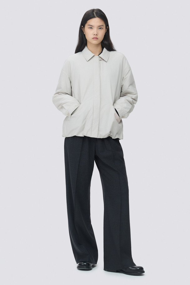 [epigram여성] 경량 패디드 셔켓은 간절기에 활용하기 좋은 여성 셔켓입니다. 아이보리와 베이지 두 가지 색상으로 출시되었으며, 미니멀하고 베이직한 스타일을 추구합니다. 세미오버핏에 셔츠칼라 디자인으로 편안하면서도 세련된 느낌을 줍니다. 코튼과 나일론 혼방 소재에 얇은 두께감으로 가볍게 착용할 수 있으며, 내부에는 보온성을 더하는 패딩 안감이 있습니다. 히든 버튼 여밈 방식과 드로우스트링 밑단, 사이드 입술 포켓, 가먼트 워싱 처리, 친환경 충전재 사용 등 섬세한 디테일이 돋보입니다. 카페룩이나 산책룩 등 다양한 일상 스타일에 매치하여 미니멀, 클래식, 캐주얼 무드를 연출해보세요.
