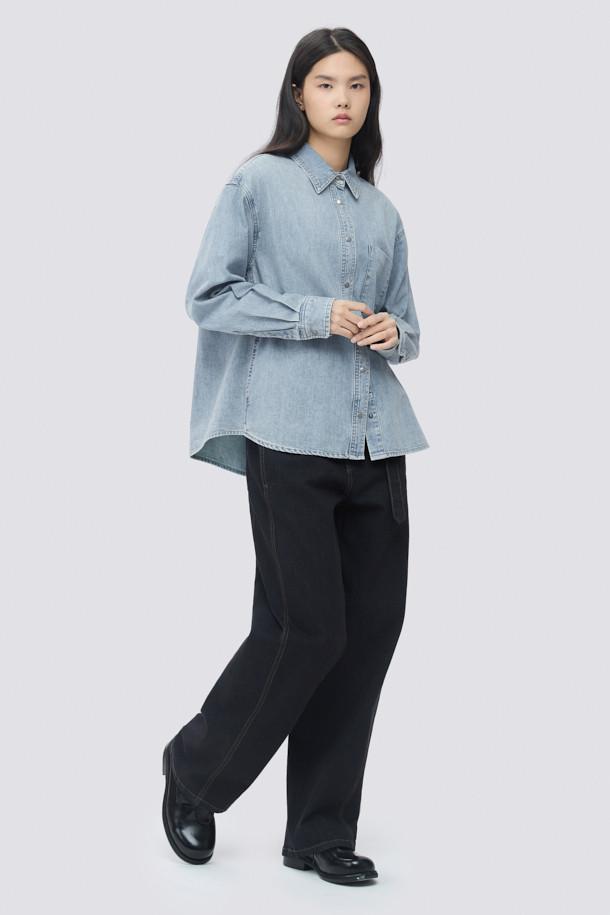 [epigram(에피그램) 여성] 인디고 데님 셔켓은 빈티지한 무드의 여성 의류입니다. 가볍고 부드러운 데님 소재로 제작되었으며, 루즈핏으로 편안한 착용감을 선사합니다. 셔츠 칼라와 긴 소매, 가슴 아웃포켓과 사이드 포켓으로 실용성을 더했으며, 브러쉬 워싱, 더블 스티치, 세미 드롭 숄더, 뒷판 턱 디테일 등 섬세한 디테일이 돋보입니다. 간절기 및 겨울철, 동네 마실룩이나 데일리룩으로 캐주얼하고 클래식하게 연출하기 좋습니다. 스냅 여밈 방식으로 간편하게 착용할 수 있습니다.
