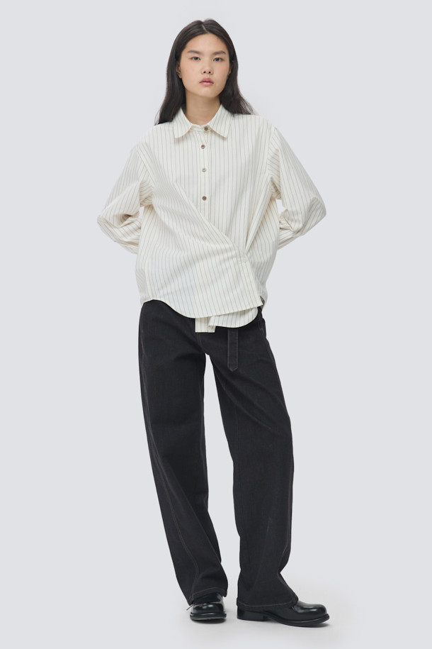 [epigram여성] 옥스포드 스트라이프 셔츠는 베이직하면서 캐주얼한 스타일의 여성 셔츠입니다. 크림, 브라운 두 가지 컬러로 출시되었으며, 사계절 내내 활용 가능한 아이템입니다. 면 소재의 옥스포드 원단으로 제작되어 부드러운 촉감을 선사합니다. 차이나칼라에 루즈핏으로 편안함을 더했으며, 긴 소매와 레귤러 기장으로 디자인되었습니다. 배색 버튼, 플랩 디테일, 뒷판 요크 턱, 배색 바텍 포인트, 세미 드롭 숄더 등의 특징이 돋보이는 셔츠입니다.
