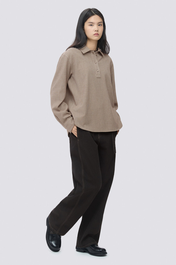 [epigram(에피그램) 여성] 플란넬 스트라이프 셔츠는 부드러운 플란넬 소재로 제작되어 겨울철에도 따뜻하게 착용할 수 있습니다. 멜란지 브라운과 화이트 컬러의 스트라이프 패턴이 베이직하면서도 클래식한 분위기를 연출합니다. 루즈핏으로 편안함을 더하고, 긴소매와 칼라 디자인으로 포멀한 느낌을 줍니다. 반오픈 스타일과 싸개 단추 마감, 뒷면 셔링 디테일이 돋보이며, 겨울 데일리룩이나 카페룩에 잘 어울립니다.
