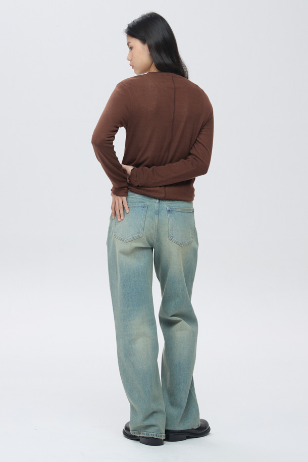 [epigram여성] 울 혼방 레이어드 라운드 티셔츠는 간절기에 적합한 여성 티셔츠입니다. 브라운 컬러의 울 혼방 소재로 제작되어 부드러운 촉감을 자랑하며, 슬림핏 디자인으로 여성스러운 실루엣을 연출합니다. 웨이브 패턴과 긴 소매, 레이어드 스타일이 특징이며, 단독 착용 또는 이너로 활용 가능합니다. 라운드넥으로 편안함을 더했으며, 데이트룩, 카페룩, 클래식, 미니멀, 캐주얼 등 다양한 스타일 연출에 용이합니다. 특히 신축성이 있어 활동성을 높여 줍니다.
