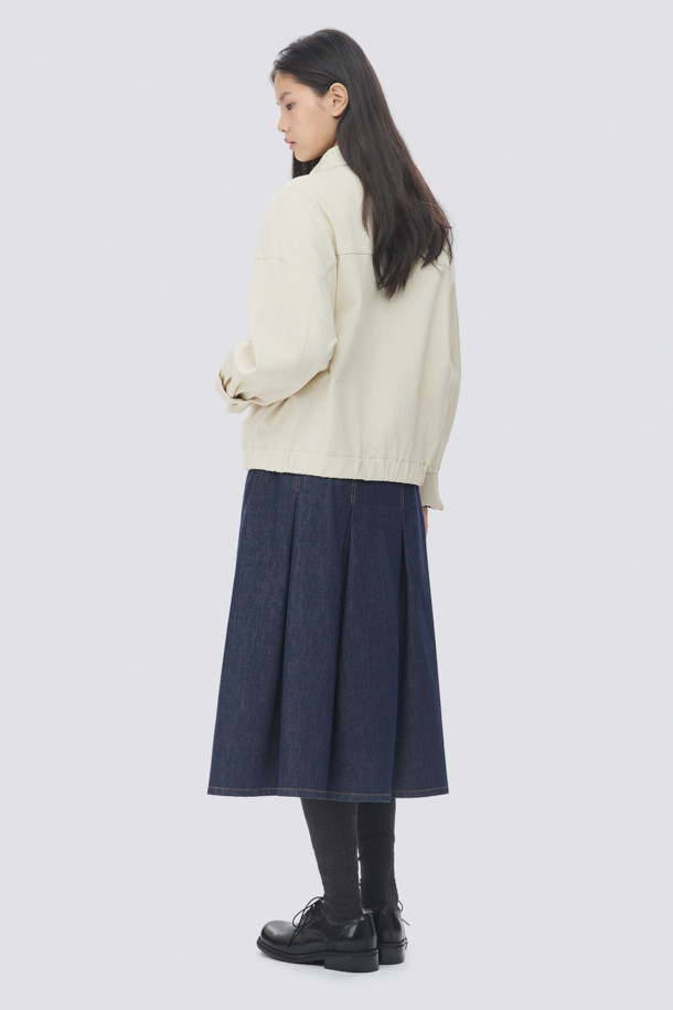 [epigram 여성] 울혼방 레이어드 라운드 티셔츠는 간절기에 적합한 베이직 스타일의 여성 티셔츠입니다. 아이보리 색상의 슬림핏으로, 부드러운 울 혼방 소재로 제작되어 편안한 착용감을 선사합니다. 레이어드 스타일로 디자인되어 단독 착용은 물론, 다양한 스타일링에 활용하기 좋습니다. 라운드넥과 긴 소매, 그리고 매단과 뒷 중심 웨이브 디테일이 특징이며, 데이트룩과 카페룩에 잘 어울립니다. 이너로 활용하기에도 적합합니다.
