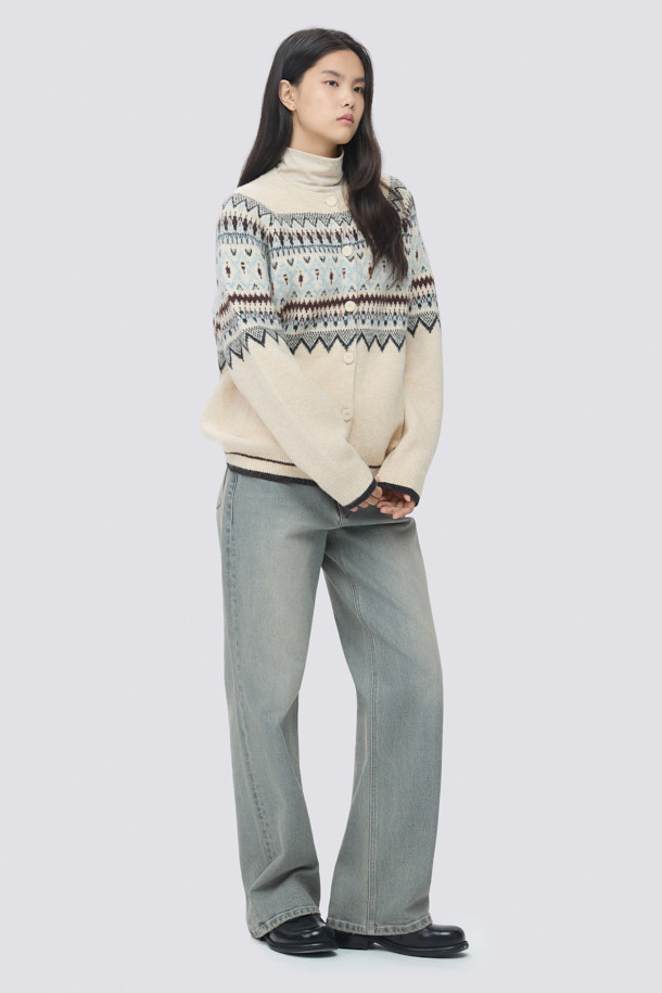 [epigram여성] 노르딕 패턴 라운드 가디건은 포근한 겨울 스타일을 완성하는 아이보리 컬러의 니트 가디건입니다. 래글런 소매와 립조직 마감으로 편안한 착용감을 선사하며, 부드러운 촉감의 두꺼운 니트 소재가 특징입니다. 노르딕 패턴과 사이드 포켓, 싸개 단추, 배색 포인트 디테일이 캐주얼한 무드를 더합니다. 라운드넥에 오버핏으로 제작되어 겨울 데일리룩, 집콕룩, 산책룩 등 다양한 TPO에 활용하기 좋습니다.
